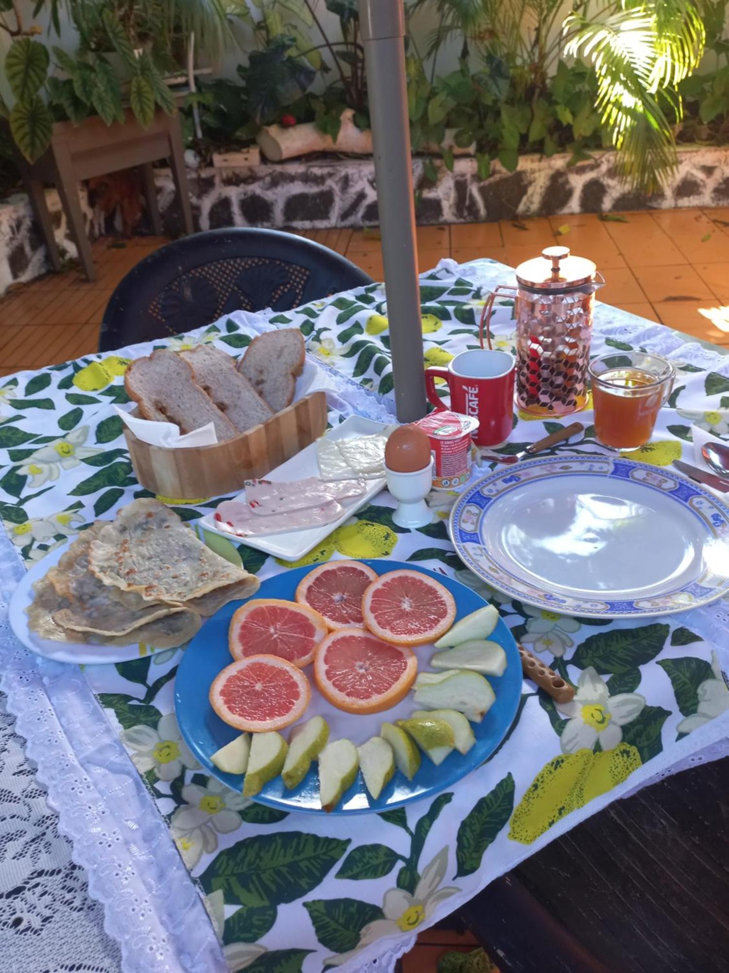 פור לואי Open Air Cafe & Apartments מראה חיצוני תמונה