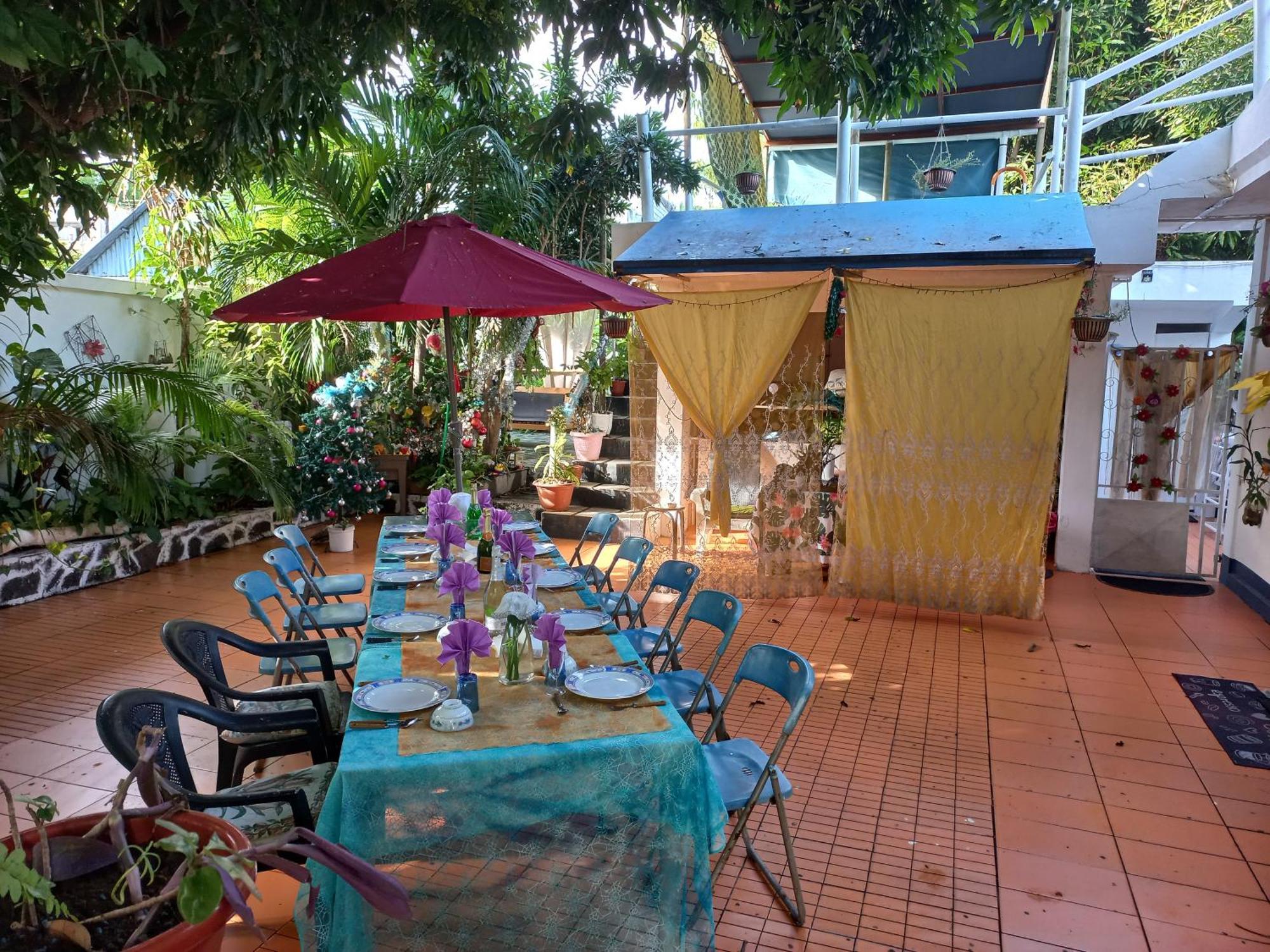 פור לואי Open Air Cafe & Apartments מראה חיצוני תמונה