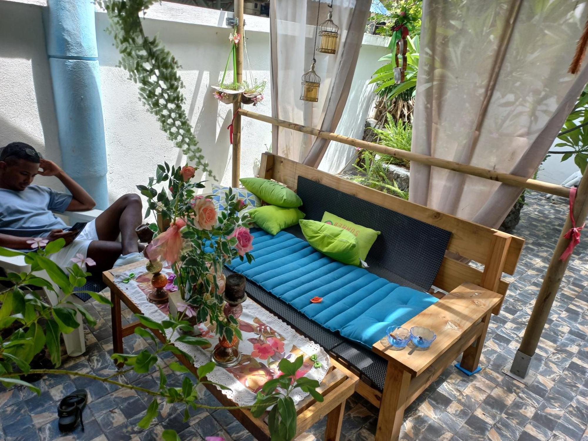 פור לואי Open Air Cafe & Apartments מראה חיצוני תמונה