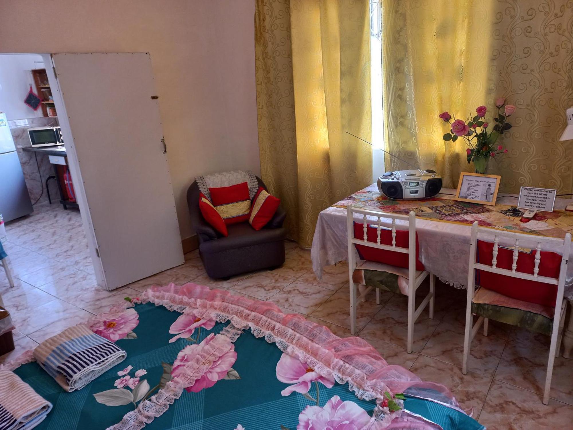פור לואי Open Air Cafe & Apartments מראה חיצוני תמונה