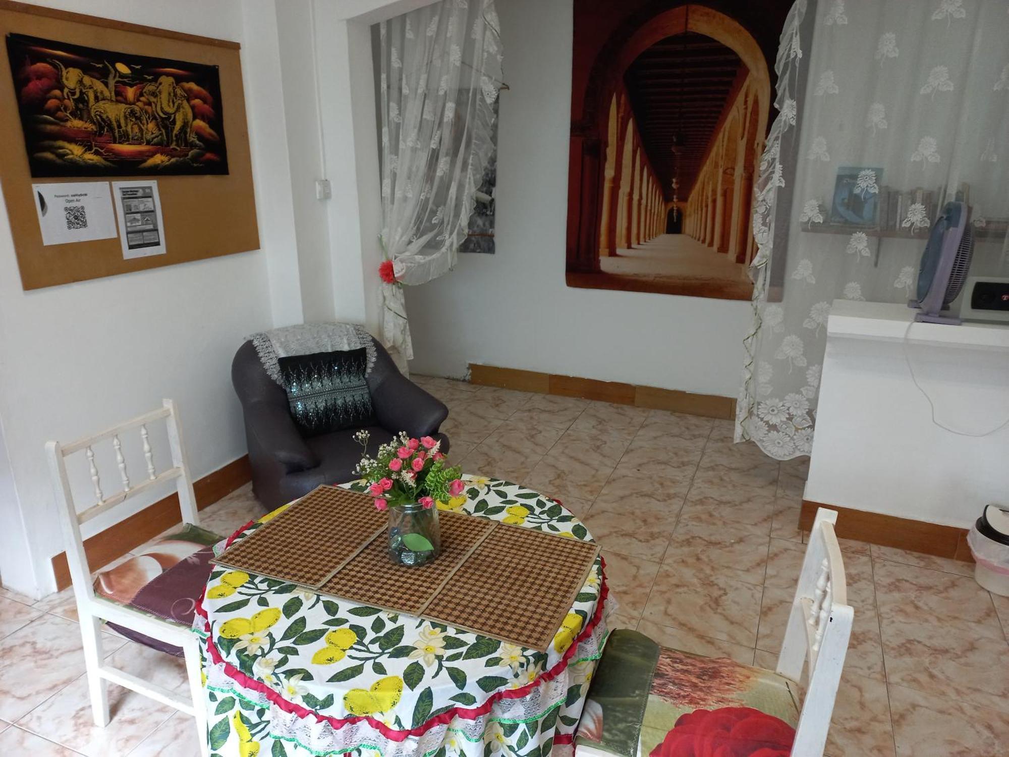 פור לואי Open Air Cafe & Apartments חדר תמונה