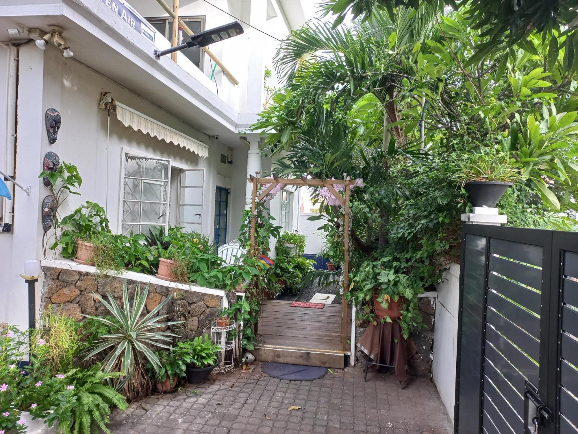 פור לואי Open Air Cafe & Apartments מראה חיצוני תמונה