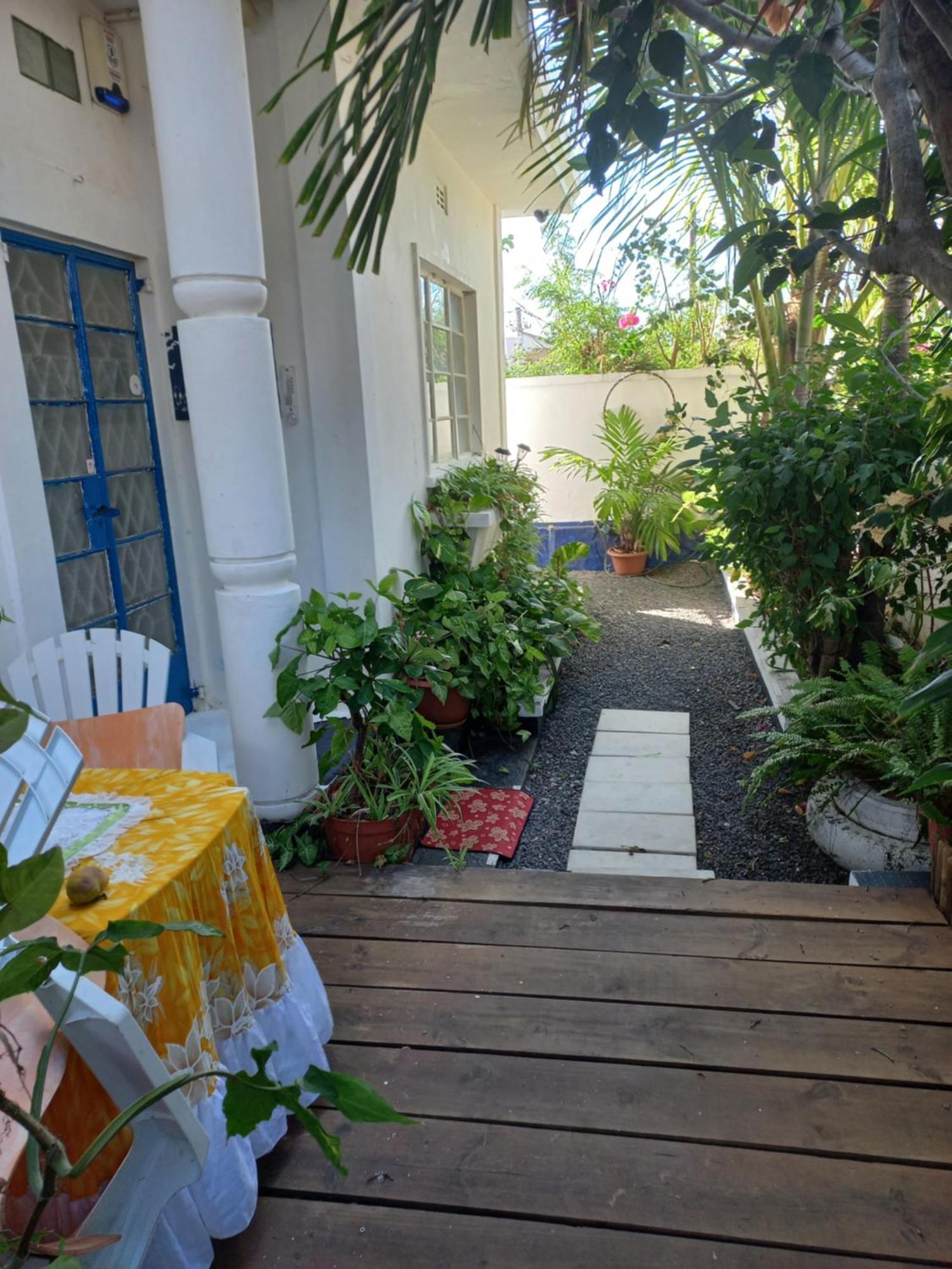 פור לואי Open Air Cafe & Apartments מראה חיצוני תמונה