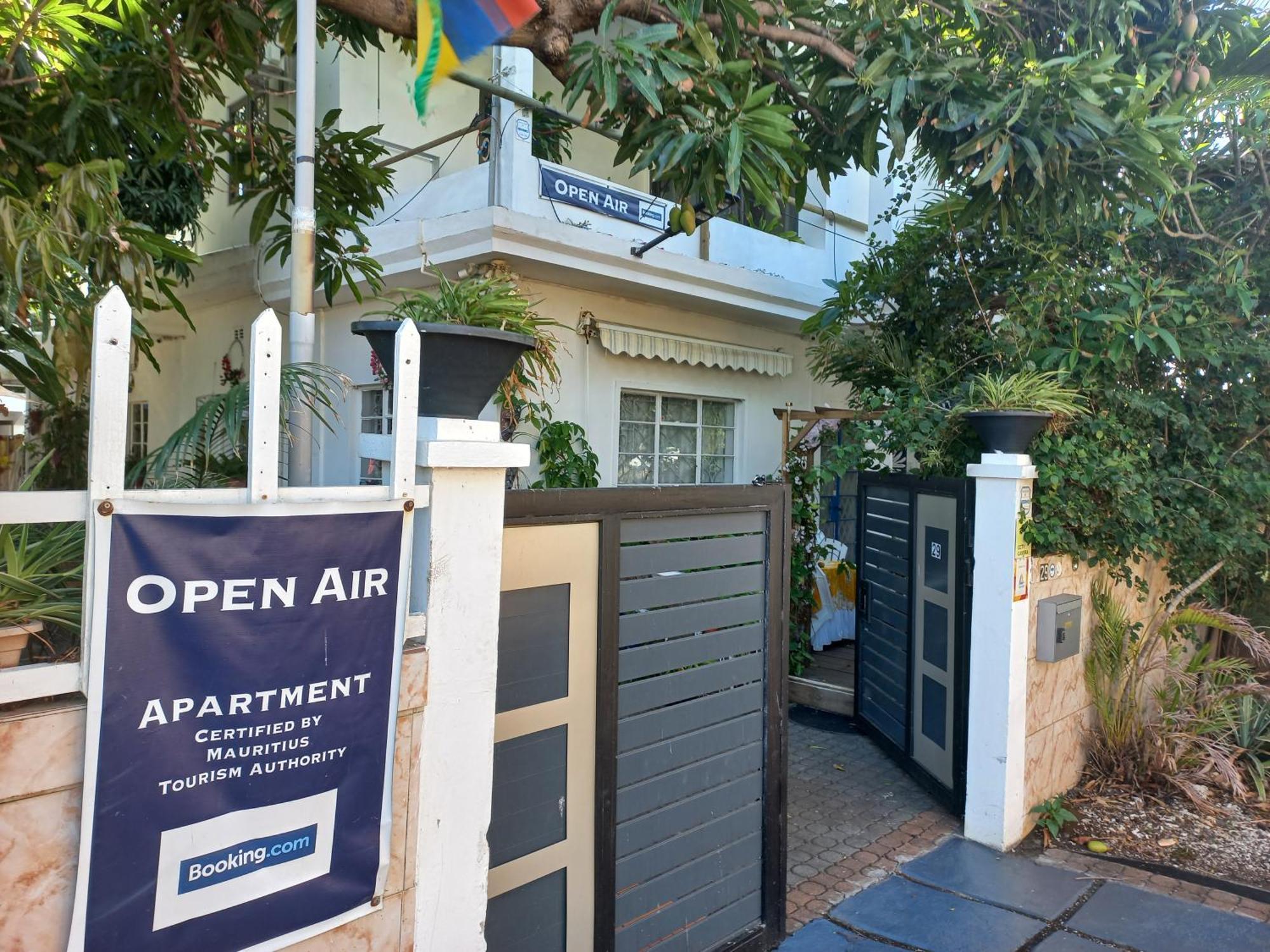 פור לואי Open Air Cafe & Apartments מראה חיצוני תמונה